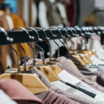 Kläder på hängare