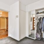 walk in closet med ljusa hyllor