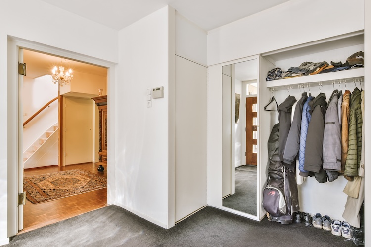 walk in closet med ljusa hyllor