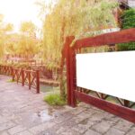 reklamvepor för bättre synlighet vid en väg.