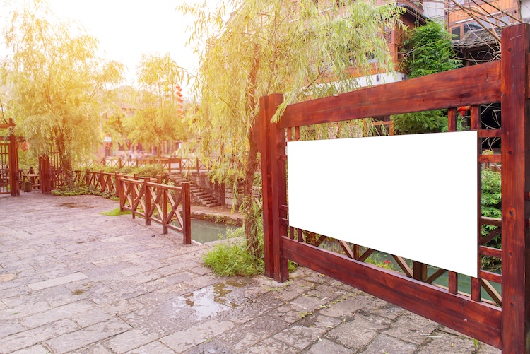 reklamvepor för bättre synlighet vid en väg.