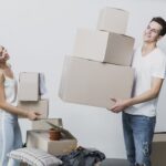 Par som flyttar lådor