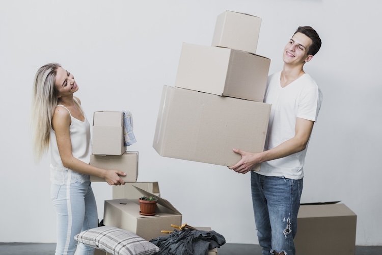 Par som flyttar lådor