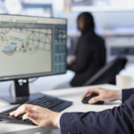 Man som tittar på övervakningsbilder